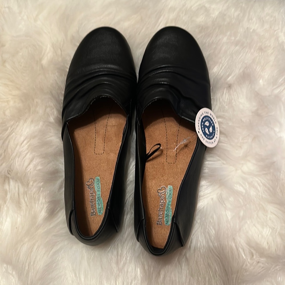 Women’s bare traps, memory foam slip on shoes size 8